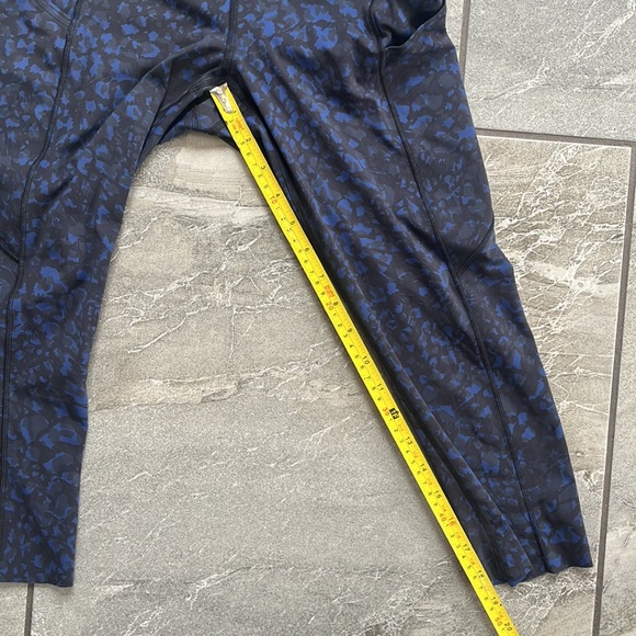 🍋Lululemon blue and black Luxtreme crops size 6 - Picture 9 of 10